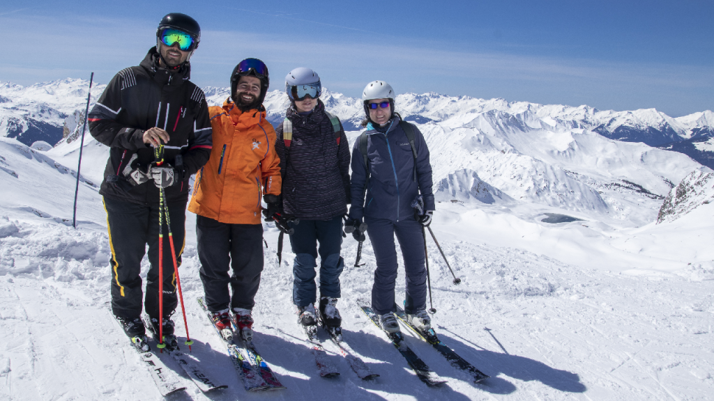 amigos esquiando